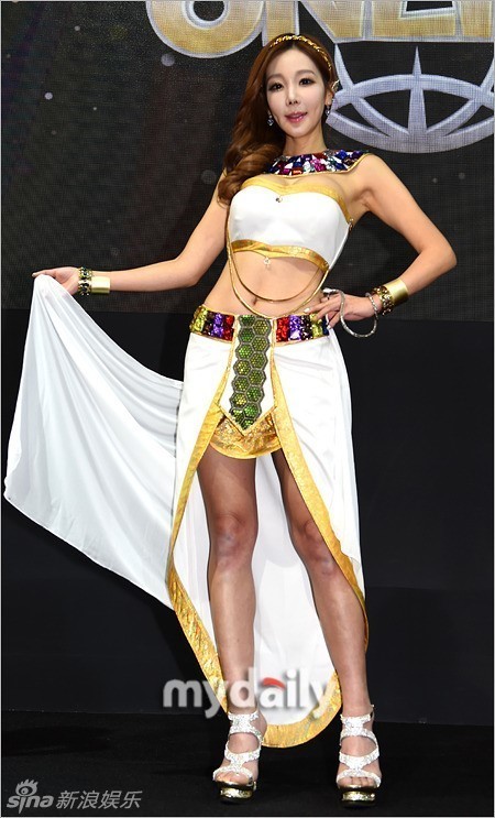 美国85公斤女模穿泳衣登杂志秀丰腴身材（图）
