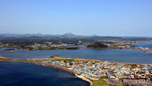 美报：中国游客涌入济州岛当地居民又爱又恨