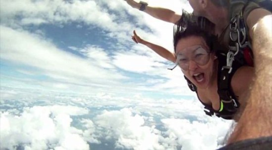 澳洲一男子跳伞时癫痫发作教练高空救援（图）
