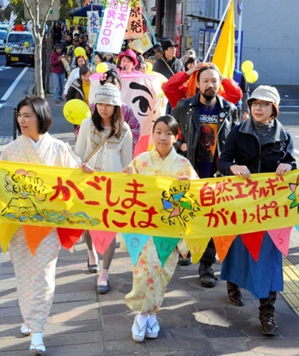 外媒:2万多日本民众在东京举行大规模反核电集会