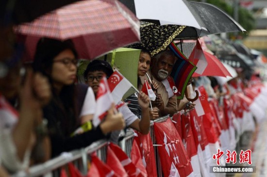 新媒：民众冒雨送别李光耀大声喊着李光耀名字