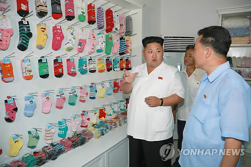 韩媒：金正恩与金与正现身右手手腕纱布已拆