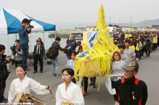外媒：韩国世越号沉船一周年遇难者家属示威