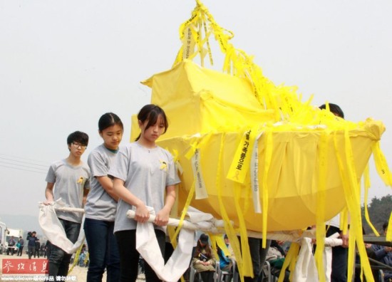 外媒:韩国世越号沉船一周年 遇难者家属示威