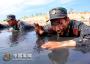 在污水池中进行心理素质训练