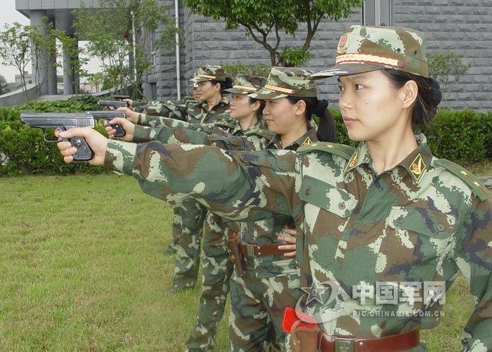 组图武警解放军男兵女兵苦练军事技能