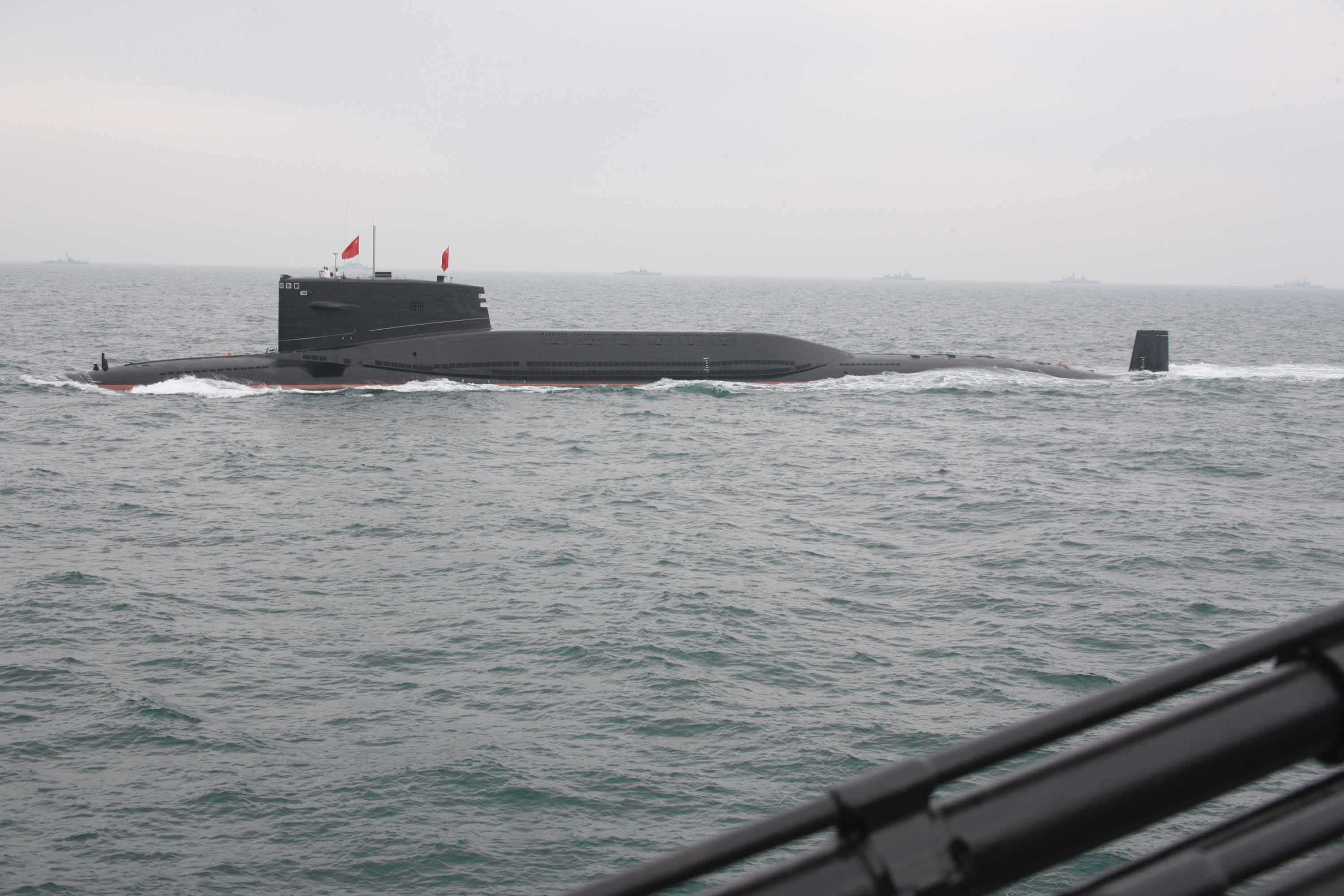 接受检阅的中国海军核潜艇