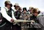 普兰武装部官兵与民兵连民兵一起研究分析边情