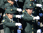 日本阅兵女队员挎包上阵