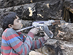 叙利亚童军持亡父步枪作战
