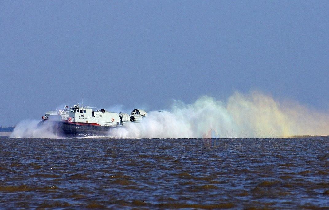 我726型气垫船风驰电掣