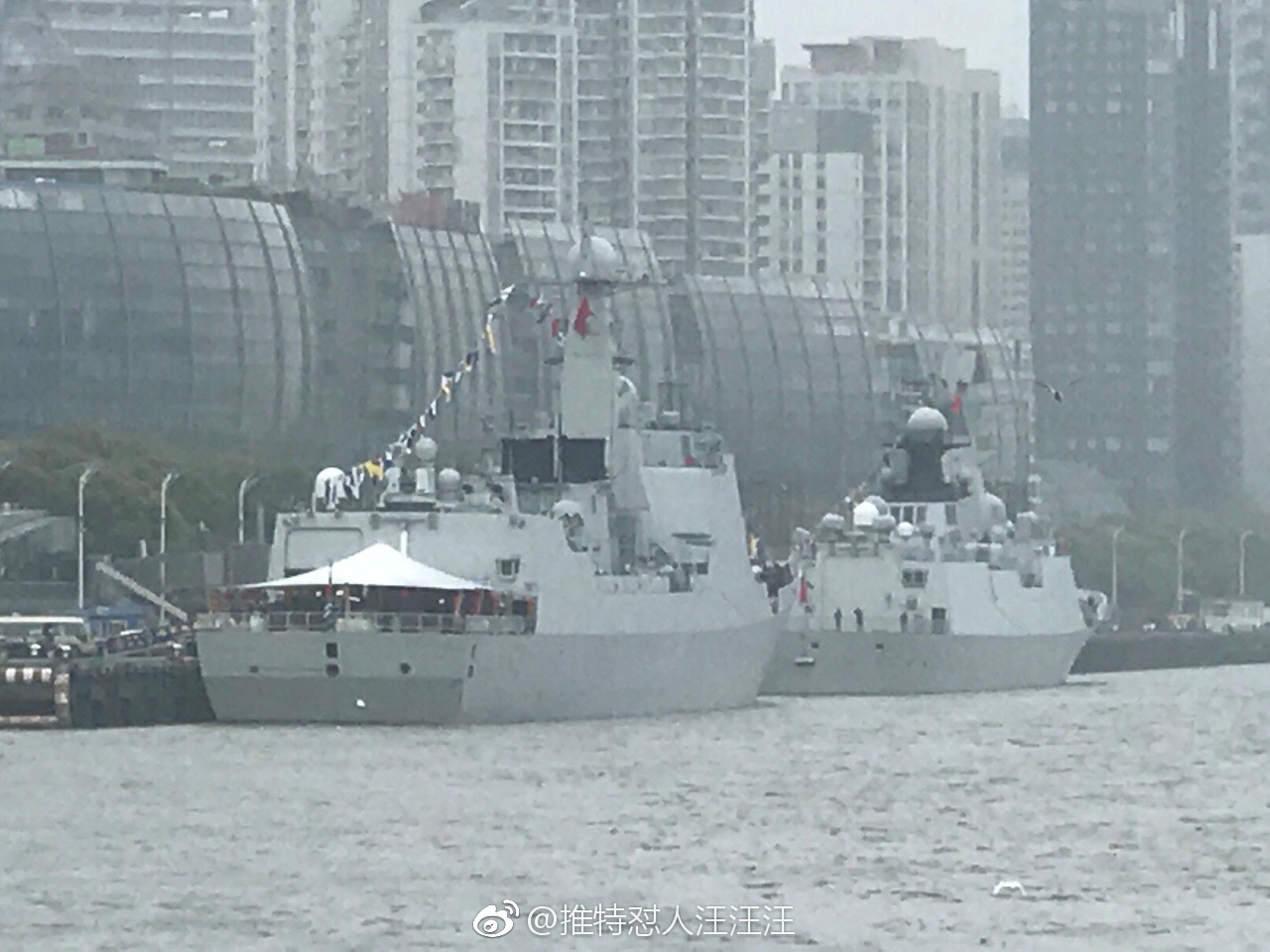 052c和054a舰停靠上海