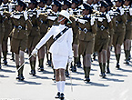 斯里兰卡女兵短裙秀美腿