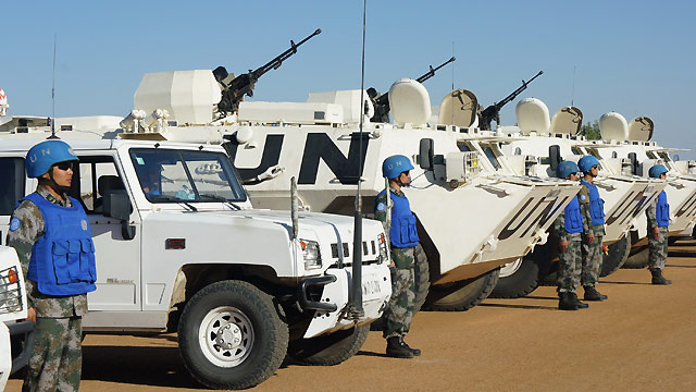 中国驻苏丹维和重装部队曝光 轮式战车整齐排列