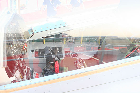 图文：L-15高教机驾驶舱平显及弹射座椅