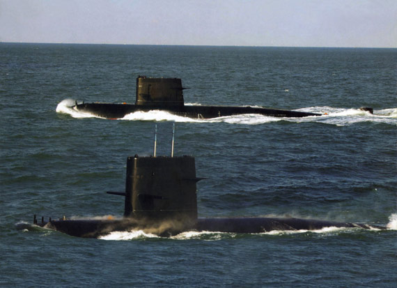 美国海军企业号航母战斗群进行反潜作战演习