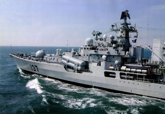 图文：中国海军现代级驱逐舰137号远海航行