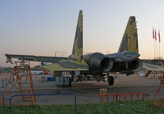 图文:2007年莫斯科航展上苏-35战机后视图