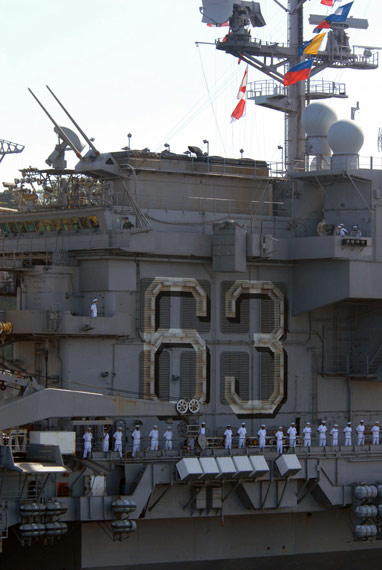 图文:美国海军CV-63小鹰号常规动力航母