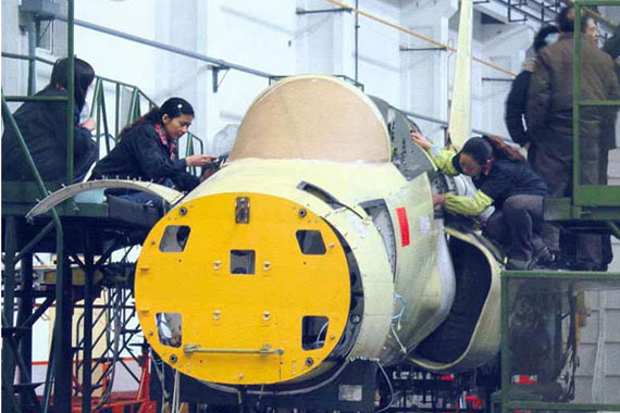图文：中国工厂的枭龙战机正在总装
