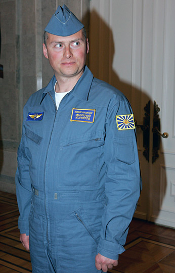 图文:着新军服的俄空军飞行员