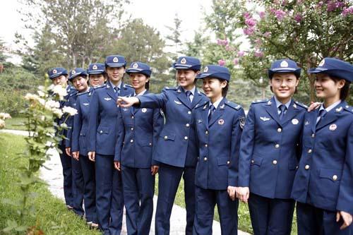 空军部队女兵换装07式新军服 [中国空军杂志社提供]