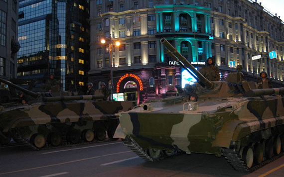 图文：最新型BMP-3步兵战车方队开进红场