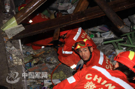 图文:北京军区某工兵团抢救四川大地震幸存者