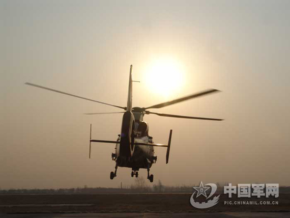 直九型直升机起飞中国军网青岛7月20日电 何兵报道:7月19日,一种新型