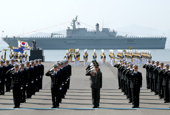 图文：韩国海军最新服役的独岛号两栖攻击舰