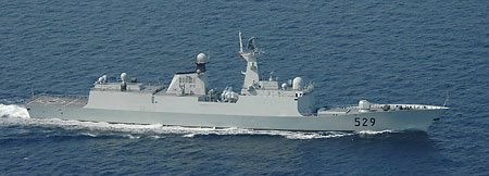 共同社发布的日本海自P3C拍摄到的中国海军054A型护卫舰照片