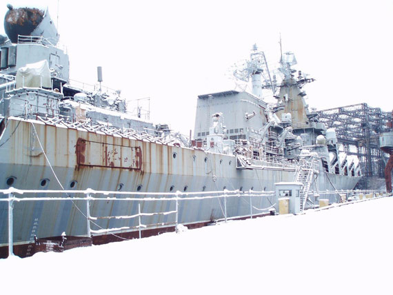 图文:停靠船厂的乌克兰号巡洋舰