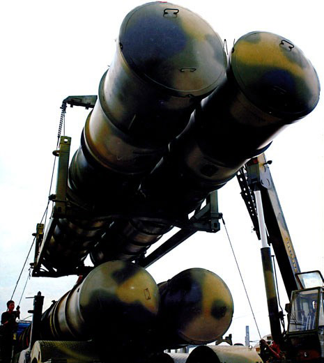 图文：解放军防空部队吊装S-300防空拦载弹