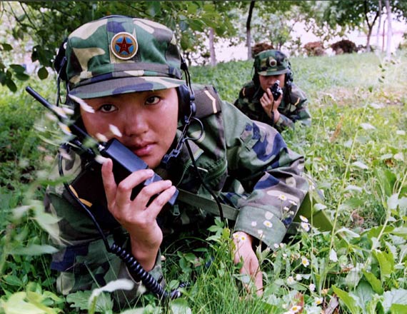 组图:二炮女兵野外生疏地域苦练通讯保障能力