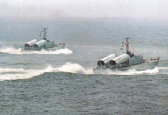 图文:进行海上机动的024级导弹艇群