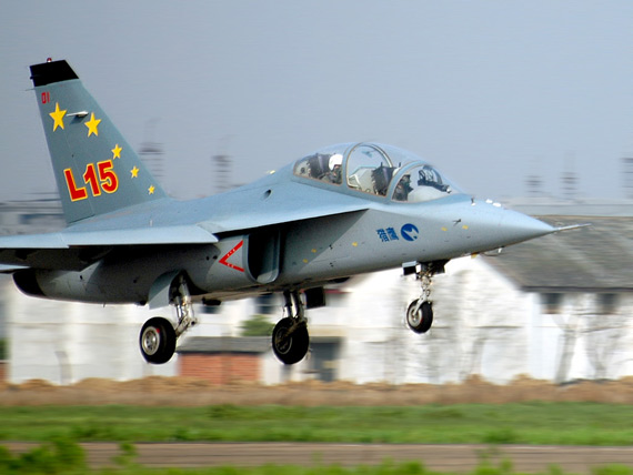 图文：中国L-15猎鹰高级战斗教练机