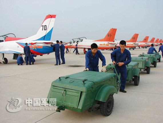 组图:中国空军飞行学院大量列装K-8教练机