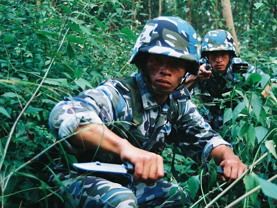 图文：中国海军陆战队员用匕首在丛林中开道