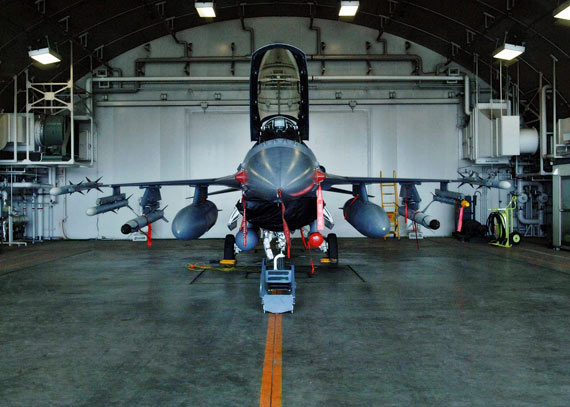 图文：满外挂装备的美国空军F-16C战机