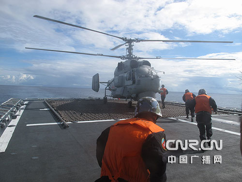 海口号导弹驱逐舰特战队员登机，准备机滑降训练