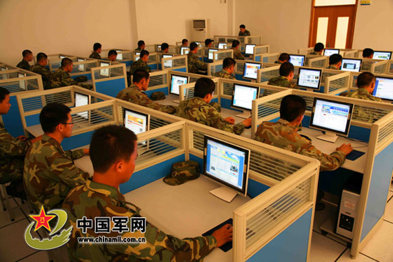 图文:军人在学习多媒体制作软件编程等技能