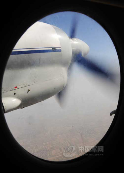 空军运输机在空中执行人工增雨任务。沈玲摄