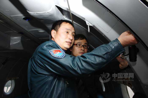 空军人员精心调试执行任务飞机