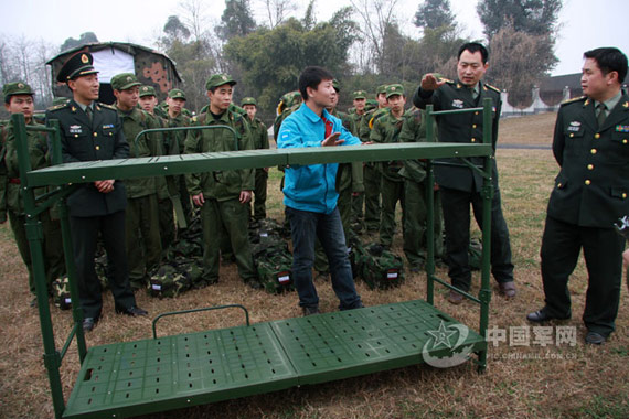 专家为官兵介绍配套折叠高低床。陈旭明摄影