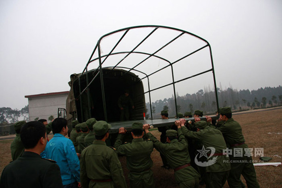 图文:官兵练习车载式撤收帐篷