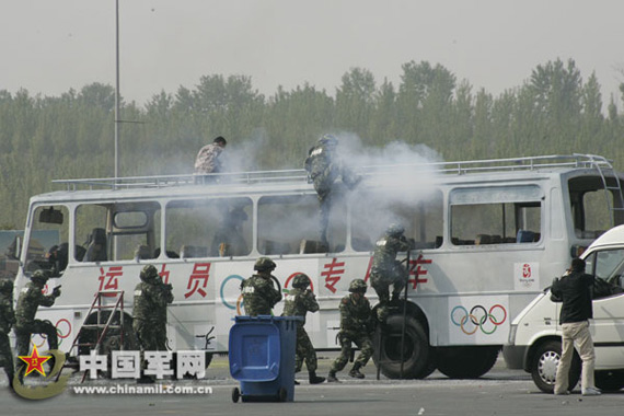 3月底，武警北京总队特战队员，针对担负任务的特点，举行反恐演练。李光印摄影