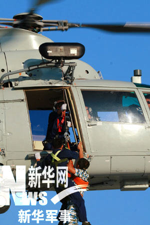 护航编队官兵在出发前进行直升机搜救训练（骆源摄）