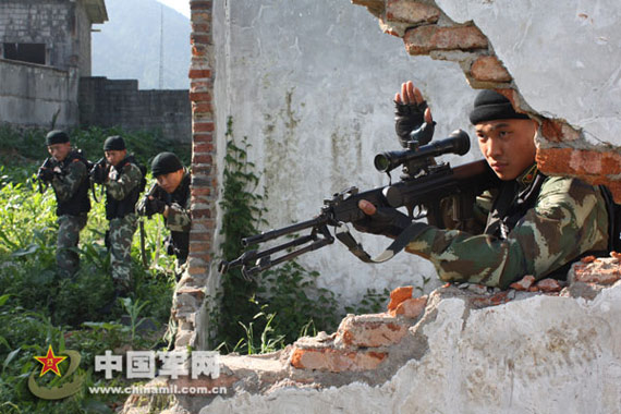 武警士兵密切配合实施作战行动