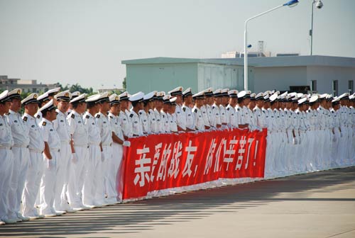 8月21日,兄弟部队战友在码头列队欢迎编队凯旋.