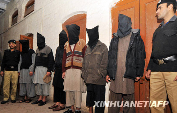 2月8日，在巴基斯坦拉合尔，6名被捕的武装人员被警方带至新闻发布会现场。新华社/法新